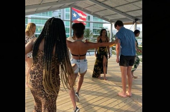 Learn Salsa in San Juan - Vivid beginner lesson - Small Group Salsa: Why Up to 12 People Is the Sweet Spot