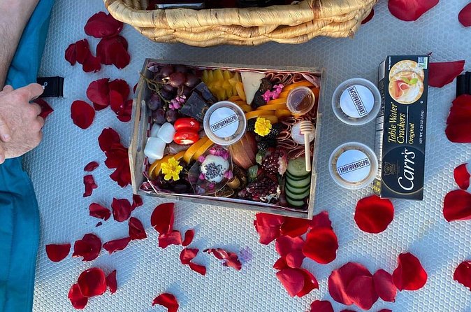 San Juan — Private Floating Picnic Experience in Condado Lagoon - Rose-petal romance in the lagoon: the view and the quiet